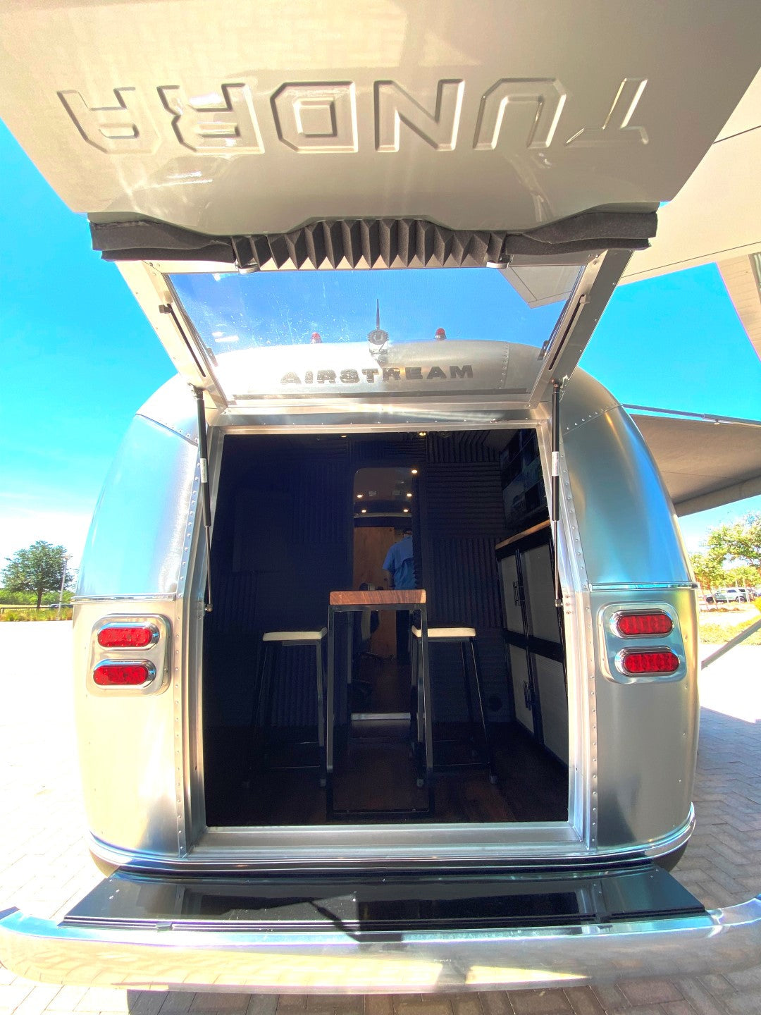TRAILER/TRUCK - 25', EQUIPPED, OPTNL. TRUCK