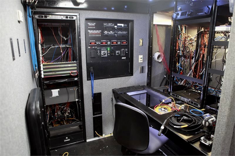 PRODUCTION TRUCK - 32' RACK READY/20kw GENNY