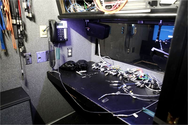 PRODUCTION TRUCK - 32' RACK READY/20kw GENNY