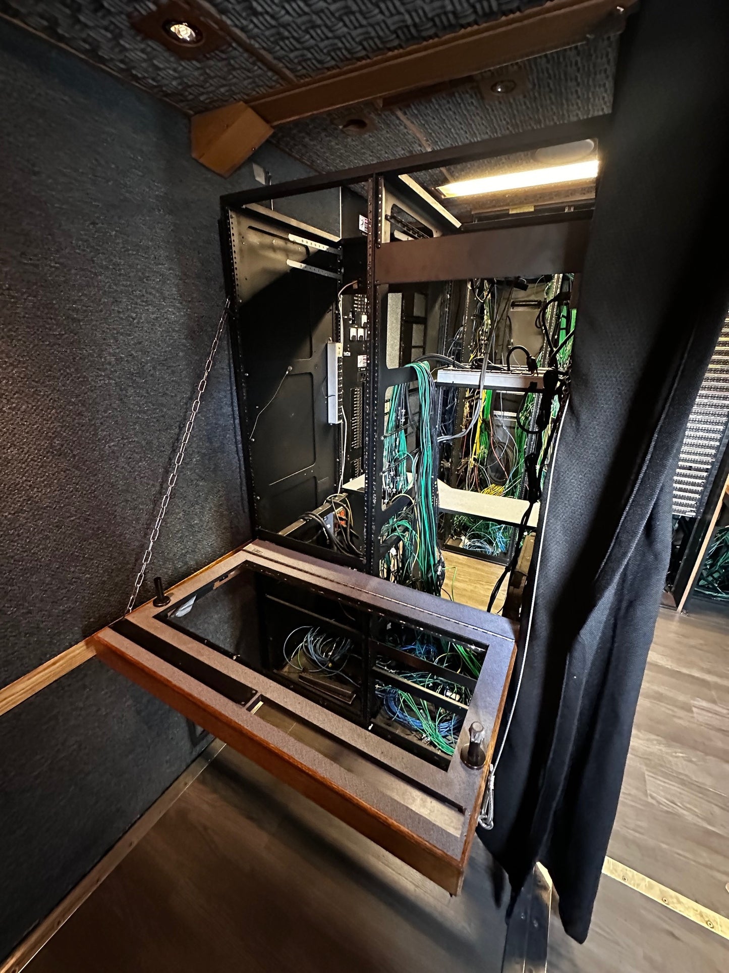 PRODUCTION TRUCK/UPLINK - 8 CAMS/4 KU PATHS