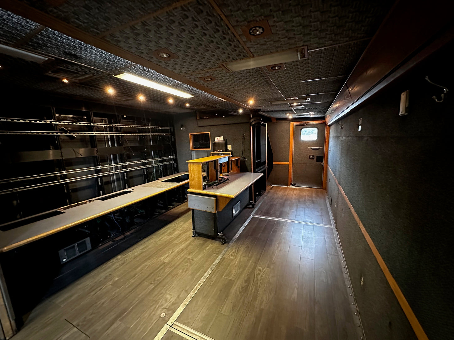 PRODUCTION TRUCK/UPLINK - 8 CAMS/4 KU PATHS