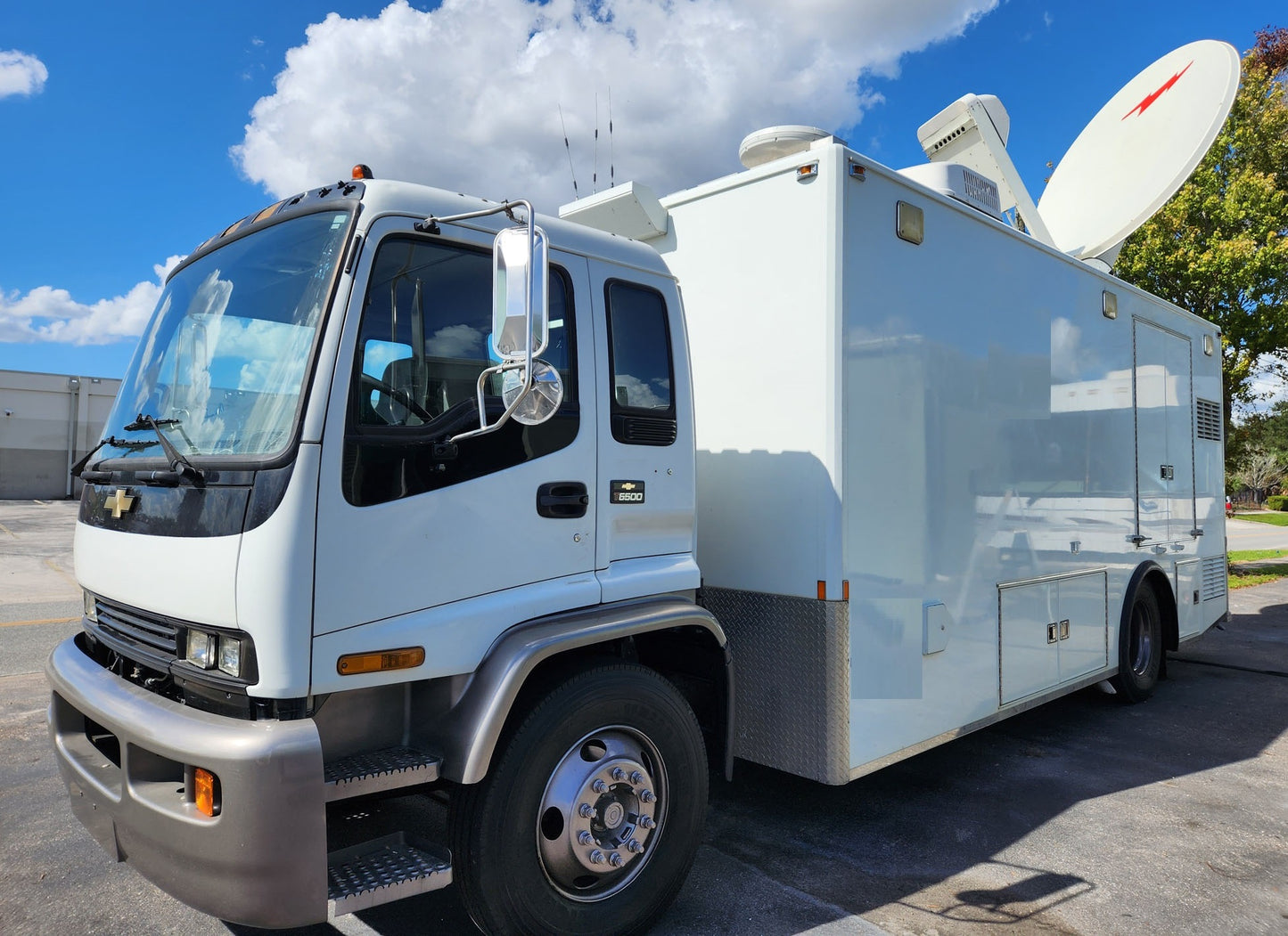 PRODUCTION TRUCK/UPLINK - 8 CAMS/4 KU PATHS