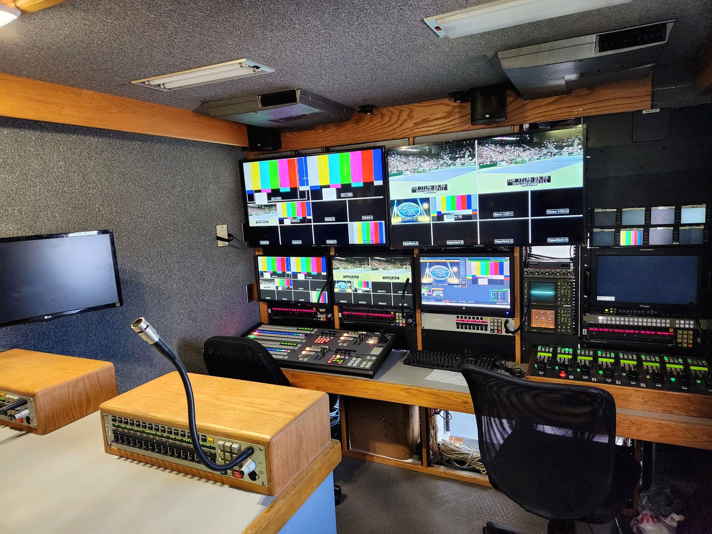 PRODUCTION TRUCK/UPLINK - 8 CAMS/4 KU PATHS