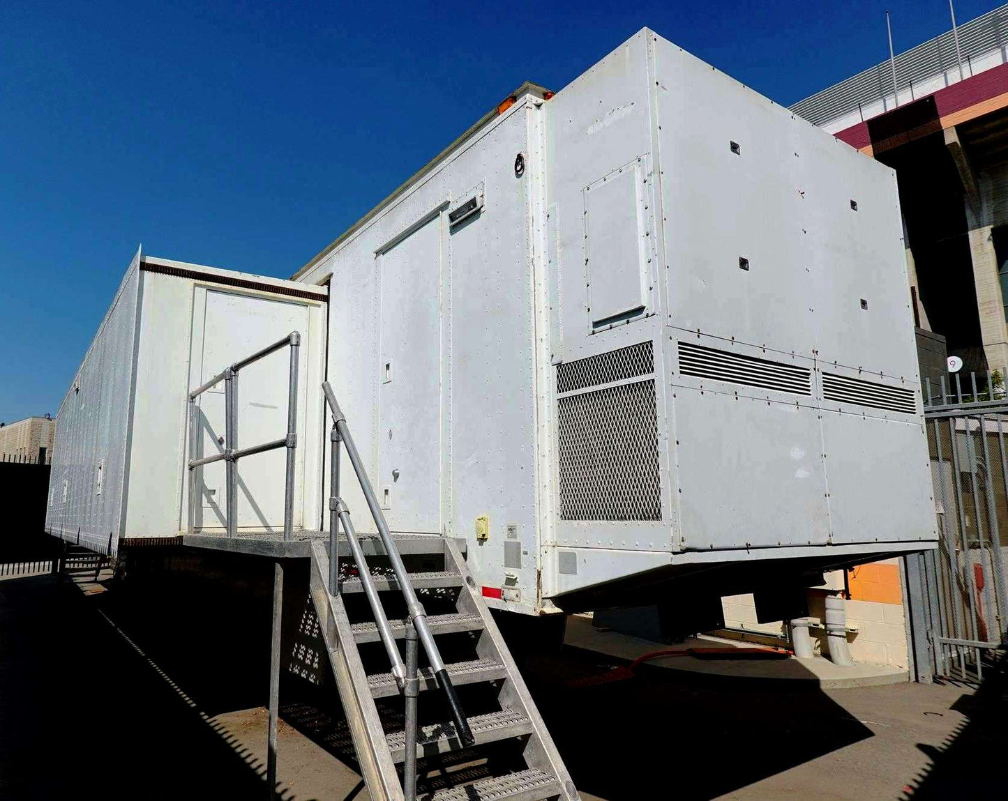 PRODUCTION TRAILER - 53' W/ 33' EXPANDO