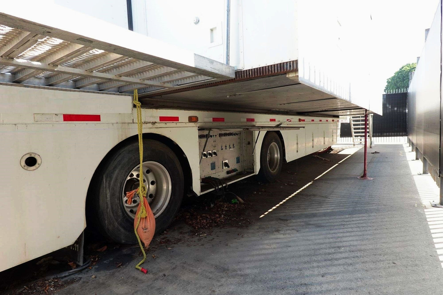 PRODUCTION TRAILER - 53' W/ 33' EXPANDO