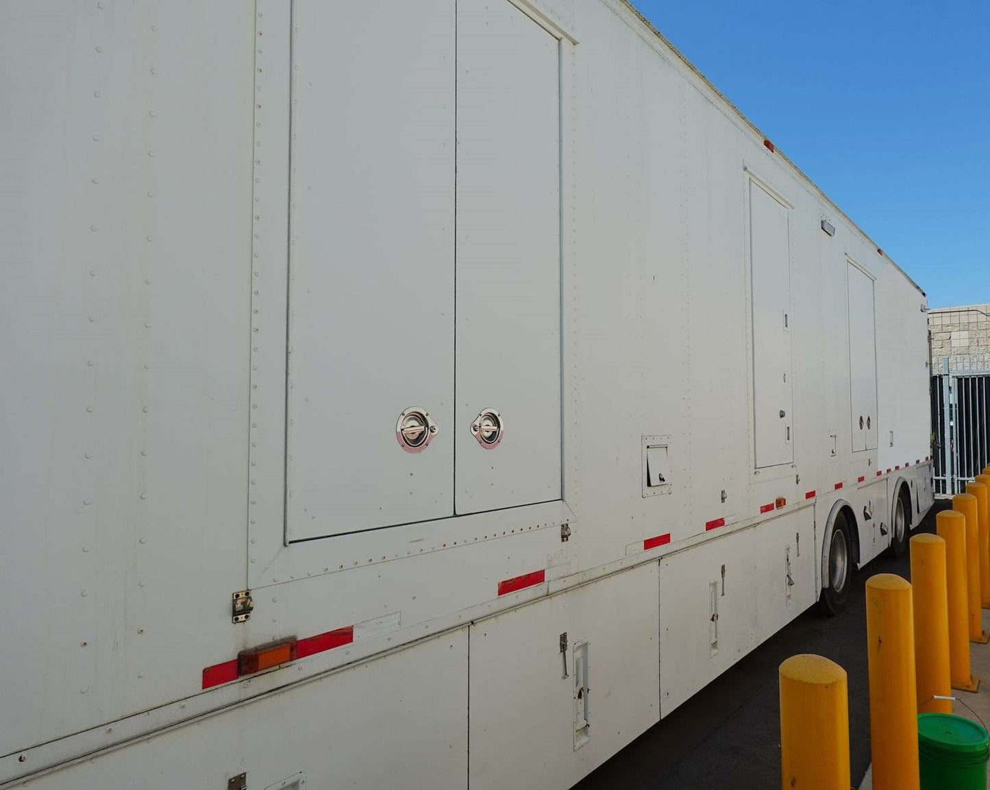 PRODUCTION TRAILER - 53' W/ 33' EXPANDO