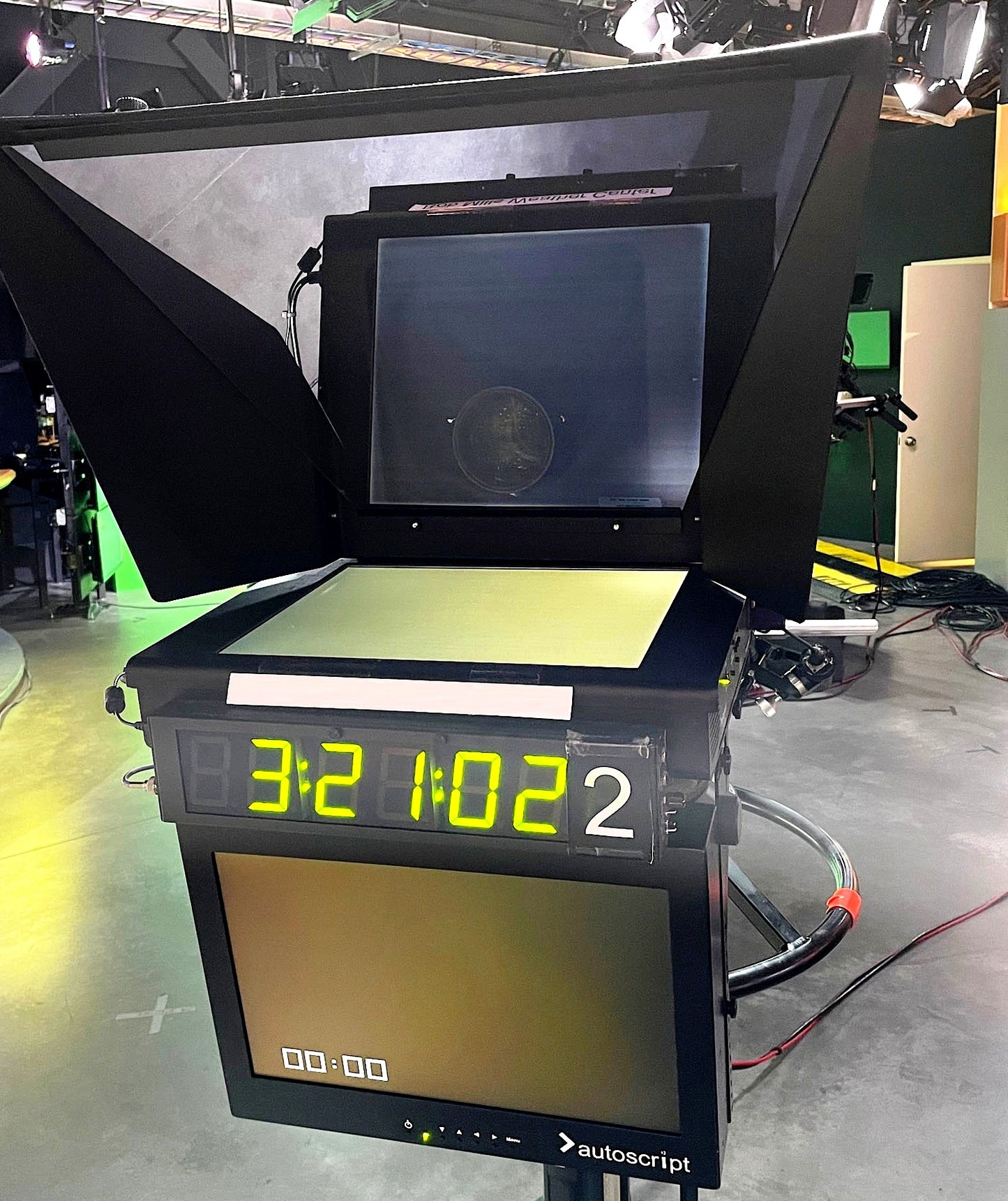 TFT17HB-ME - ON-CAMERA 17" TELEPROMPTER PKG